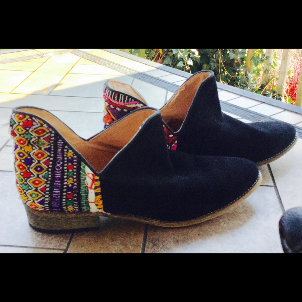 🔥Anthropologie howsty black suede ankle boots🔥